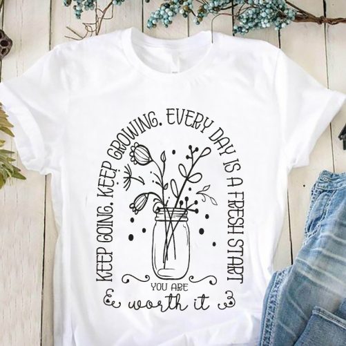 Funny T shirt Keep Going Keep Throwing